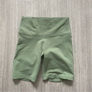 Aritzia TNA atmosphere biker short 7”